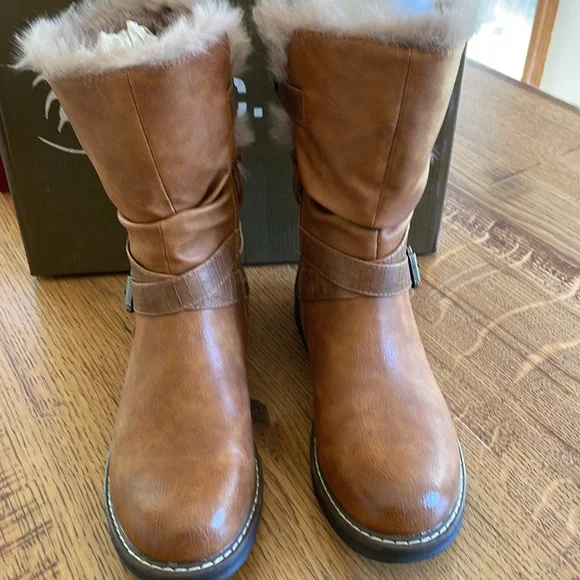 Donated 🆕G.C boots 🔥 brand new in box ! - Picture 3 of 8